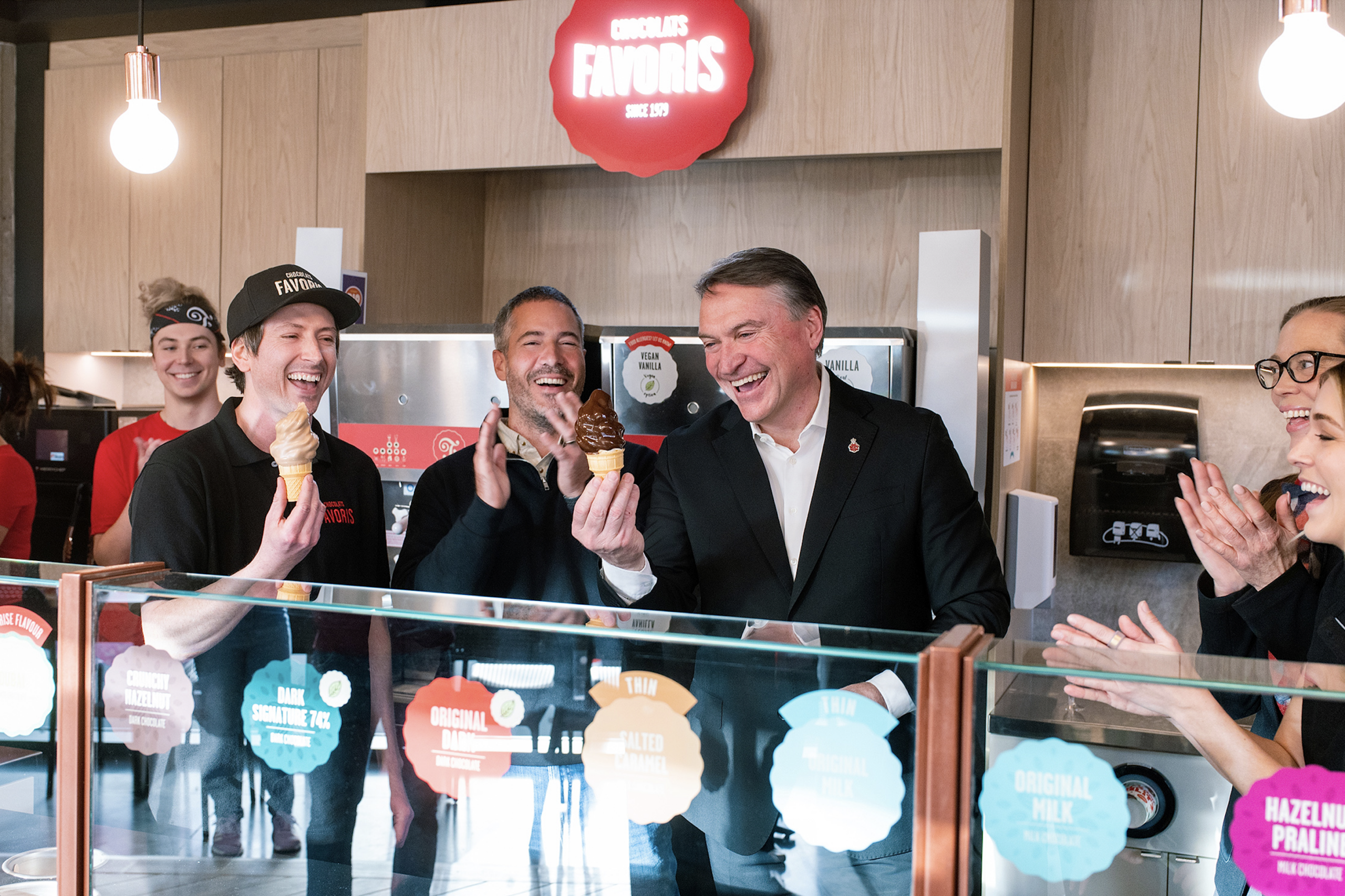 Le Maire de Kelowna, Tom Dyas inaugure la chocolaterie.